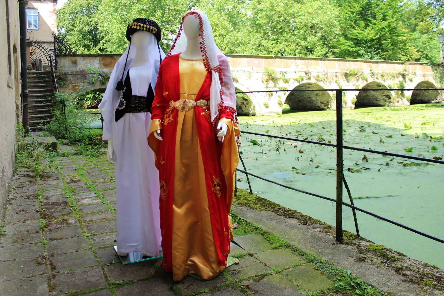 Traditionelle ezidische Gewänder aus der Wanderausstellung